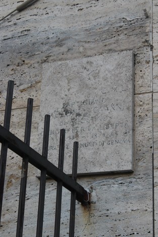 Lapide commemorativa in pietra con cornice metallica, situata a Meloni.