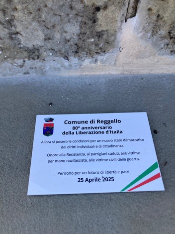 Monumento in Secchieta dedicato all'80° anniversario della Liberazione d'Italia con messaggio commemorativo.