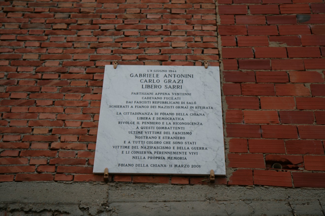 Lapide commemorativa dedicata a Gabriele Antonini, Carlo Grazi e Libero Sarri a Foiano della Chiana.