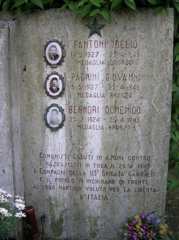 Cippo commemorativo per Fantoni, Paghini e Bernori, caduti per la libertà in Italia. Medaglie di bronzo al valore.