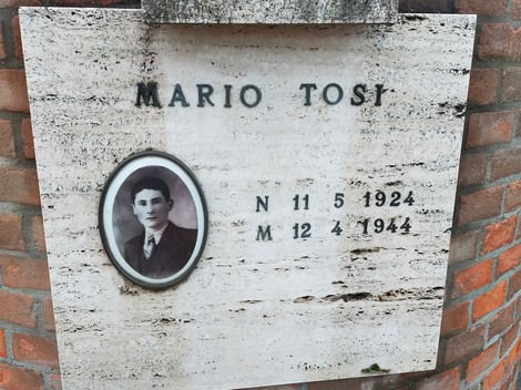 Monumento dedicato a Ghirardelli, Ravaioli e Tosi, con targa commemorativa e fotografia storica.