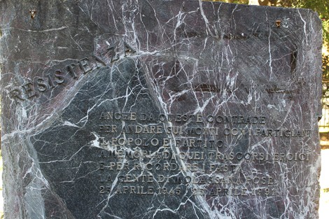 Monumento alla Resistenza, un'architettura commemorativa in un contesto urbano suggestivo.