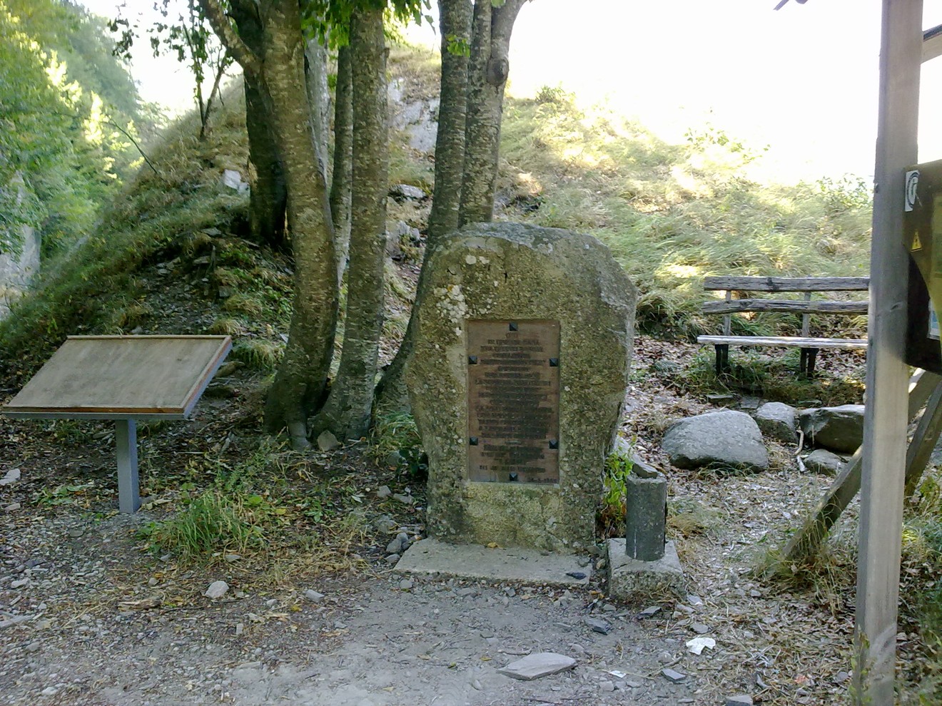 Monumento dedicato alla squadra di sabotatori "Cane Azzurro", situato in un'area verde e tranquilla.