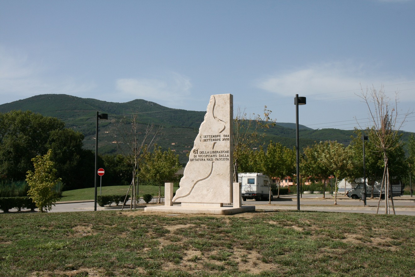 Monumento del sessantunesimo, memoria storica situato tra colline, simbolo di eventi significativi.