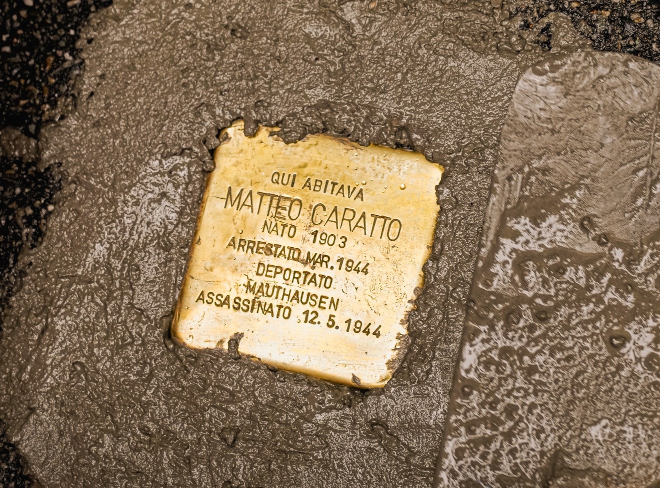 Pietra d'inciampo in memoria di Matteo Caratto, rinvenuta sul suolo, dedicata alla sua storia.