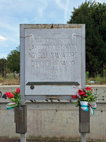 Lapide commemorativa dedicata ai martiri Lavezzaro, Novelli e Zanotti, situata in un'area pubblica.