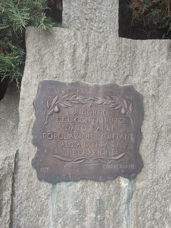 Cippo commemorativo dedicato al contributo delle popolazioni montane nella lotta di liberazione.