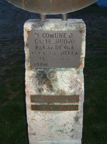 Monumento di Vagliagli, commemorativo, realizzato in pietra con iscrizioni significative.