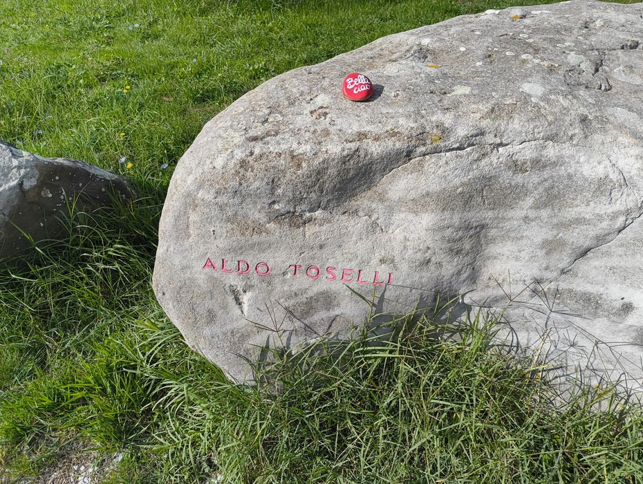 Monumento ai partigiani caduti a Monte Sabbiuno, un omaggio alla memoria e alla resistenza.