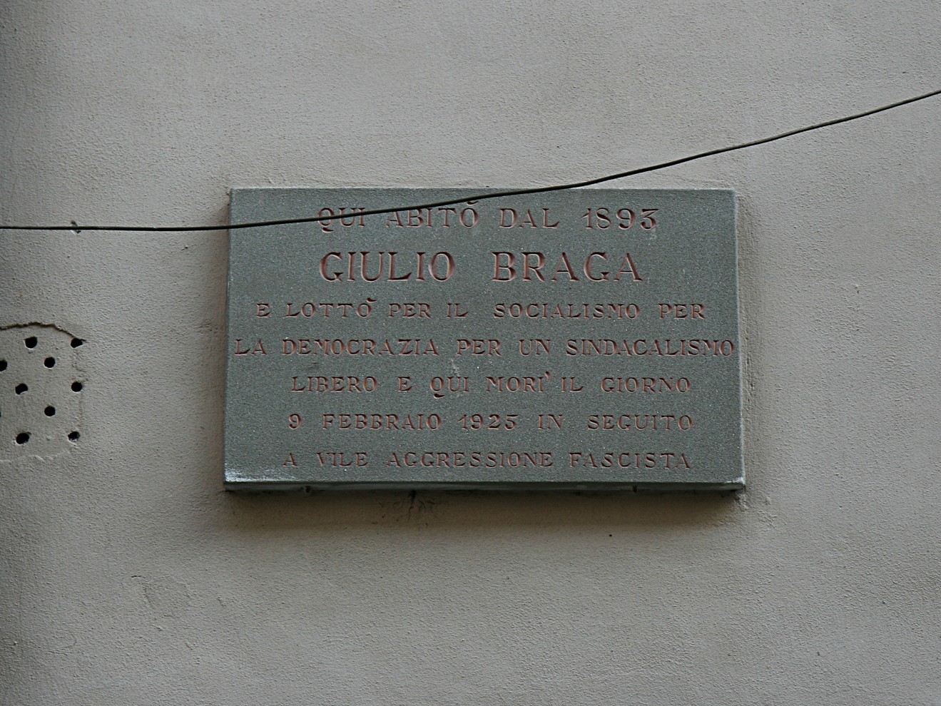 Lapide commemorativa dedicata a Giulio Braga, attivista per la democrazia e il sindacalismo.