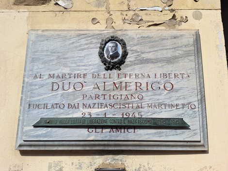 Lapide commemorativa in onore di Duò Almerigo, partigiano ucciso dai nazifascisti nel 1945.