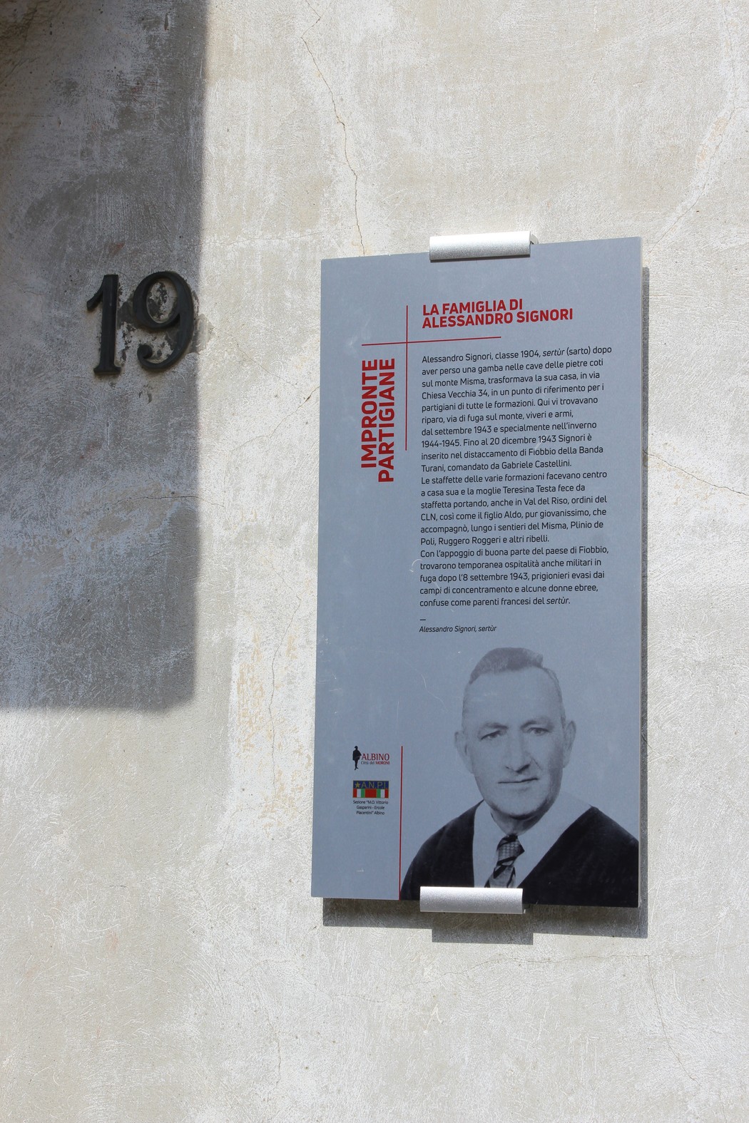 Impronta partigiana a Signori, commemorazione della famiglia di Alessandro Signori con un pannello illustrativo.