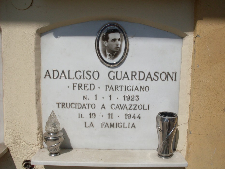 Targa commemorativa di Adalgiso Guardanoni, partigiano caduto, nel Sacrario dei caduti di Pieve Modolena.