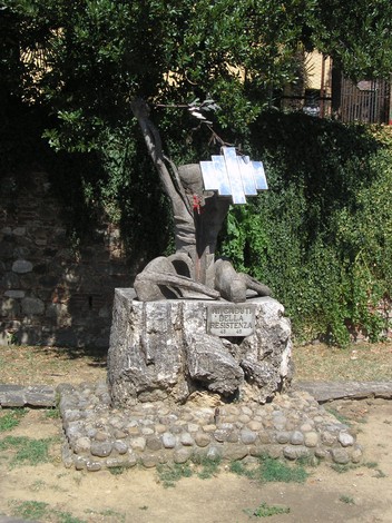 Monumento alla Resistenza, evocativa scultura commemorativa in un contesto verdeggiante e suggestivo.