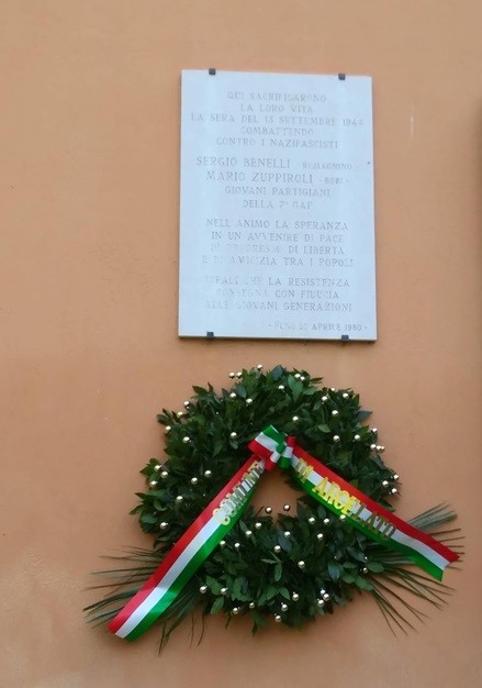 Lapide commemorativa con una corona di alloro, dedicata a Sergio Benelli e Mario Zuppiroli, patrioti partigiani.