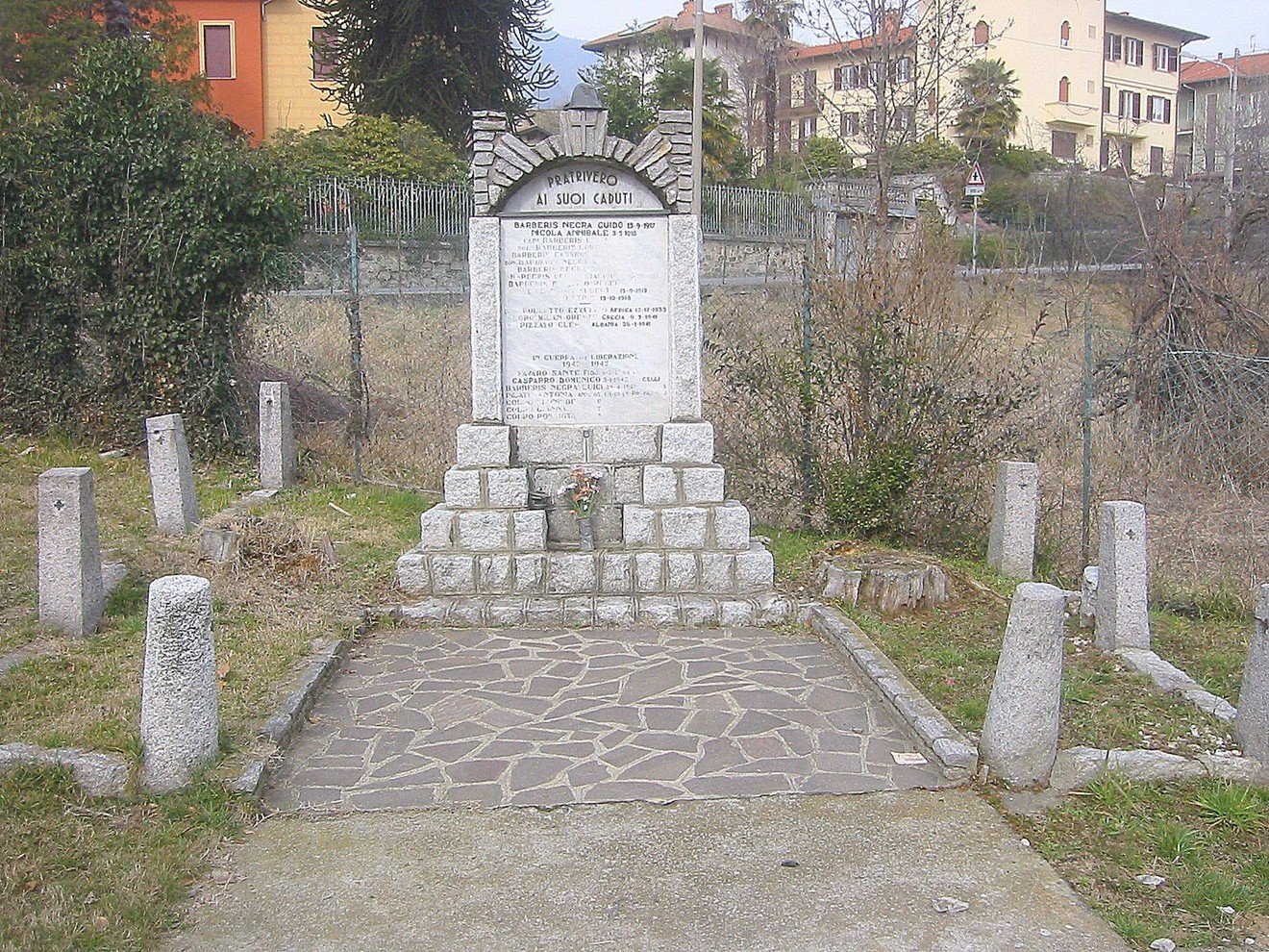 Monumento ai caduti di Pratrivero, dedicato alla memoria dei soldati e alla loro eroica dedizione.
