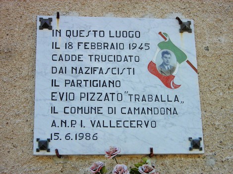 Lapide commemorativa di Evio Pizzato, partigiano ucciso nel 1945 a Camandona, Valle Cervo.