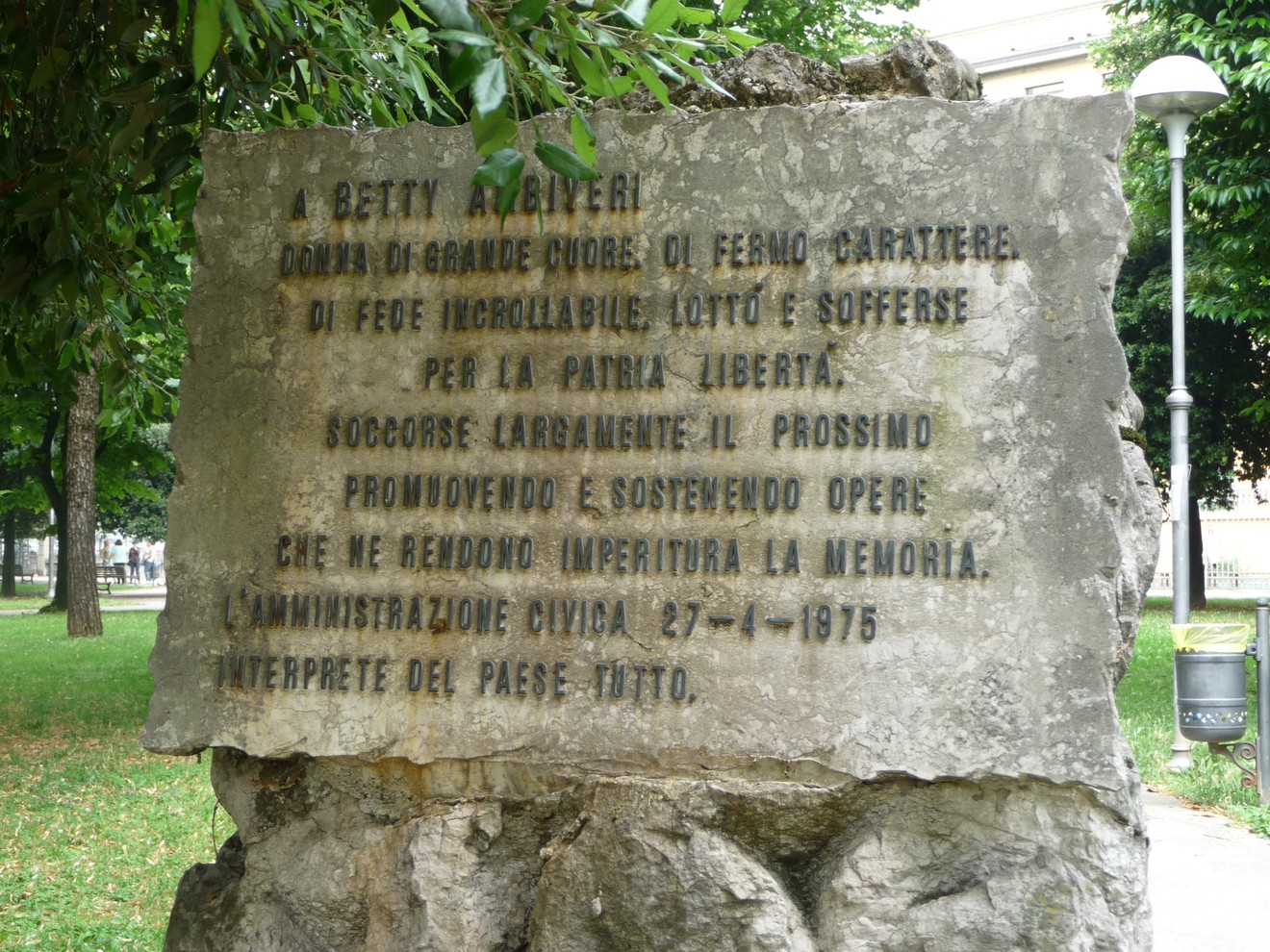 Cippo commemorativo ad Ambiveri con iscrizioni in onore di Betty Ambiveri, simbolo di libertà e memoria storica.