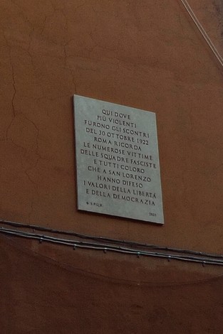 Lapide commemorativa dedicata alle vittime dello squadrismo, con riferimento agli scontri del 30 ottobre 1922.