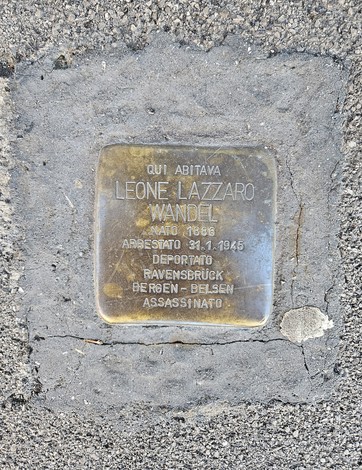Pietra d'inciampo commemorativa dedicata a Leone Lazzaro Wandel, vittima della Shoah.