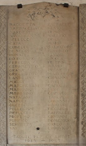 Lapide commemorativa con nomi di caduti, situata al Molo, dedicata alla memoria dei sacrifici fatti.
