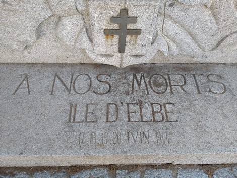 Monumento commemorativo ai caduti dello sbarco alleato, isola d'Elba, onore ai sacrifici e alla memoria.