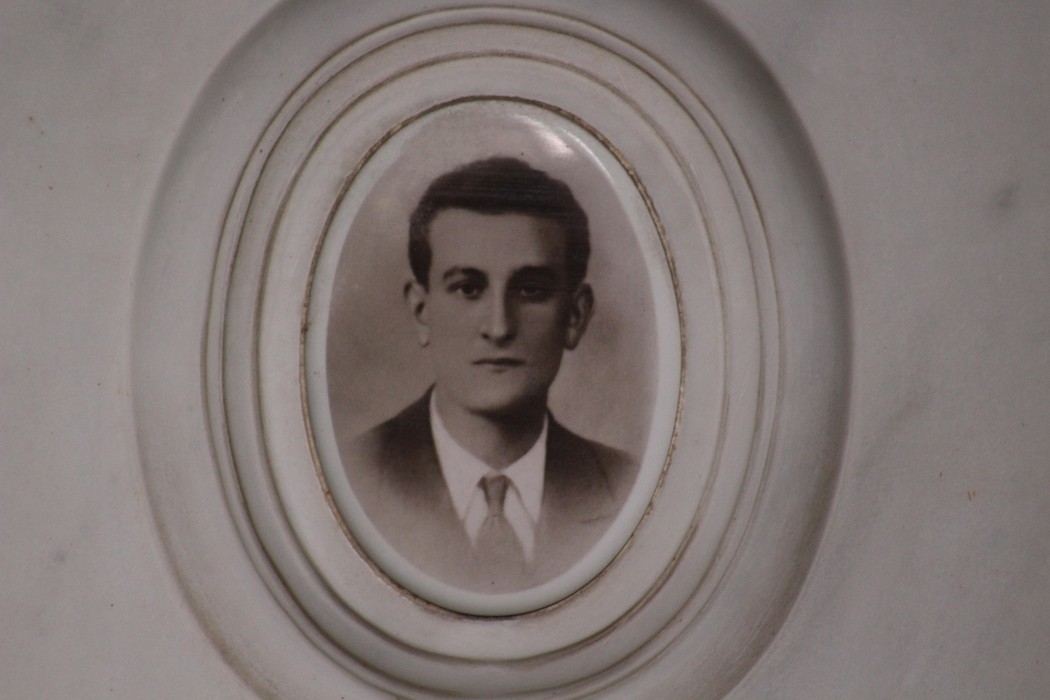 Ritratto in bianco e nero di un giovane uomo, incastonato in un ovale decorativo.
