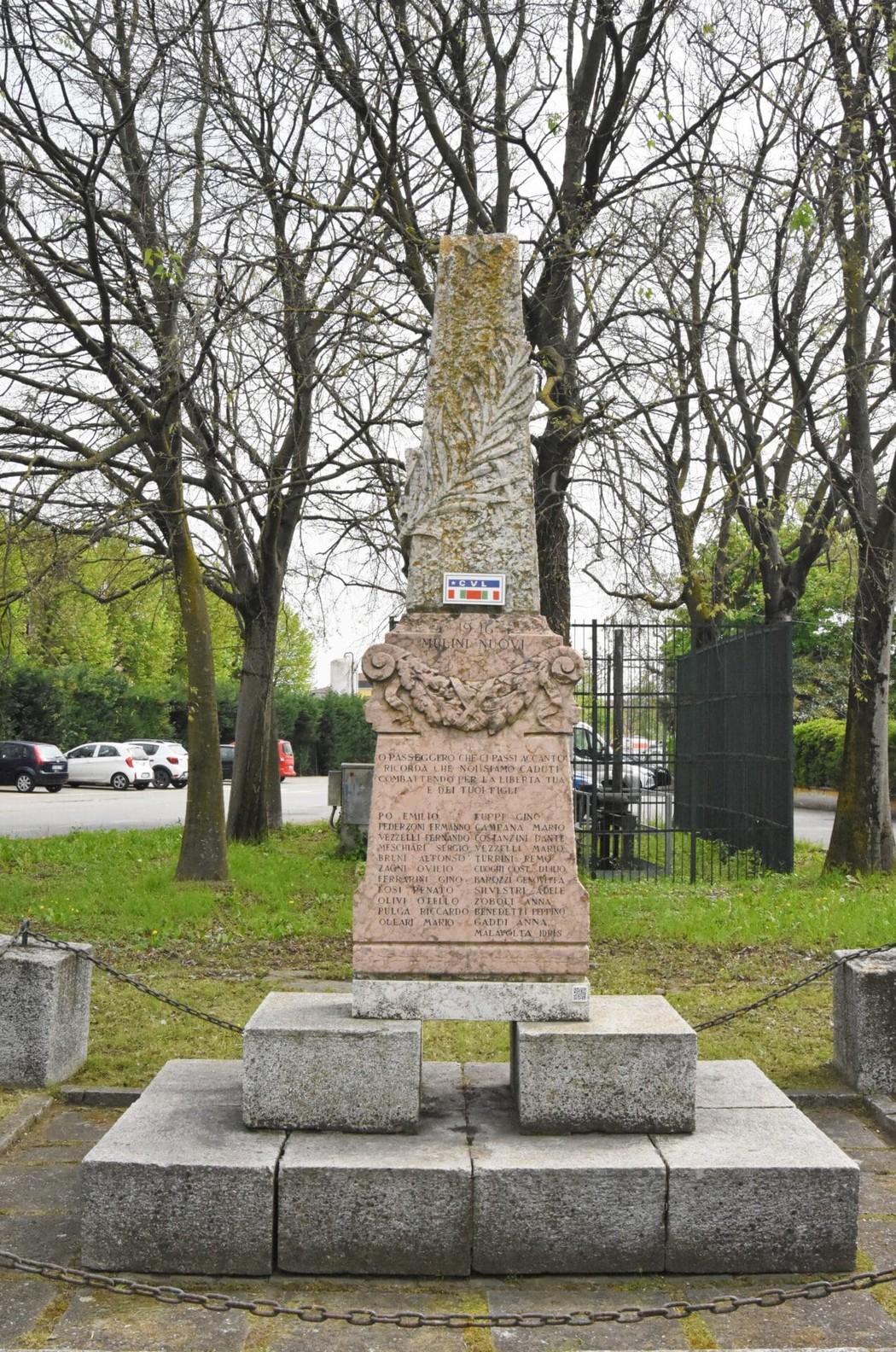 Monumento ai caduti per la libertà di Mulini Nuovi, commemorazione in un'area verde circondata da alberi.