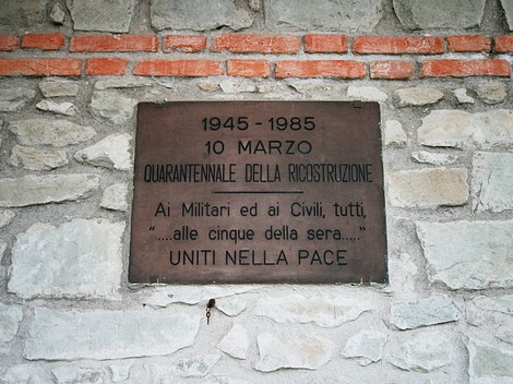 Targa commemorativa del quarantennale della ricostruzione, dedica a militari e civili uniti nella pace.