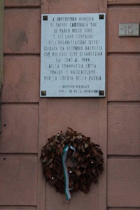 Lapide commemorativa dedicata a Davide Cardinale e Risso, con una corona di alloro sotto.