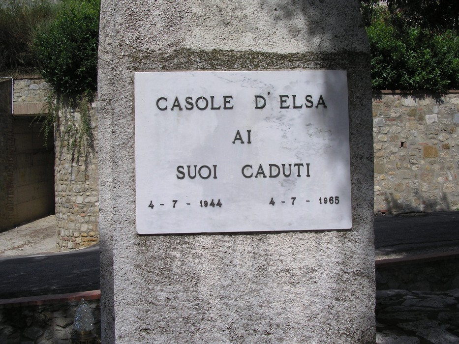 Monumento ai caduti, dedicato alla memoria dei soldati, situato a Casole d'Elsa.