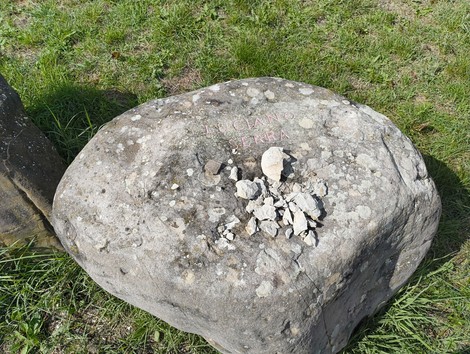Monumento ai partigiani caduti a Monte Sabbiuno, commemorazione della resistenza e della lotta per la libertà.