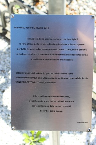 Cippo commemorativo dedicato a Offredi, Pesenti e Vanotti, in memoria della loro tragica storia durante la guerra.