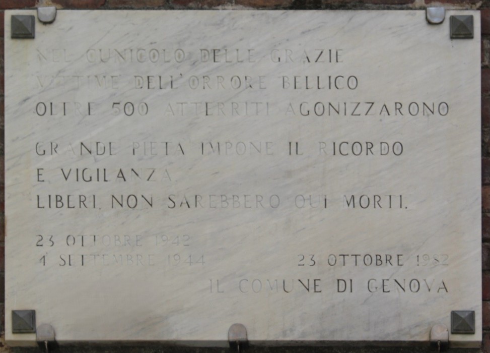 Lapidi commemorative dedicate alle vittime della tragedia delle Grazie, evocando dolore e ricordo della guerra.