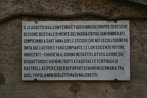 Lapide commemorativa che ricorda le vittime fucilate sul Baccatoio l'12 agosto 1944.