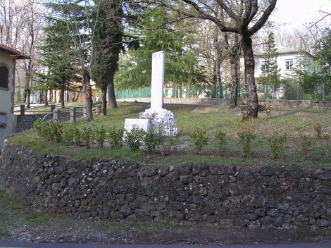 Monumento di Niccioleta, dedicato alla memoria, immerso nella natura e circondato da alberi.