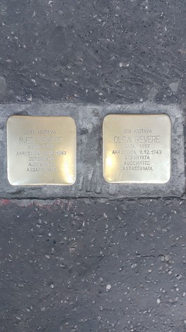 Pietre d'inciampo dedicate alle sorelle Revere in memoria delle loro vite tragicamente perdute.