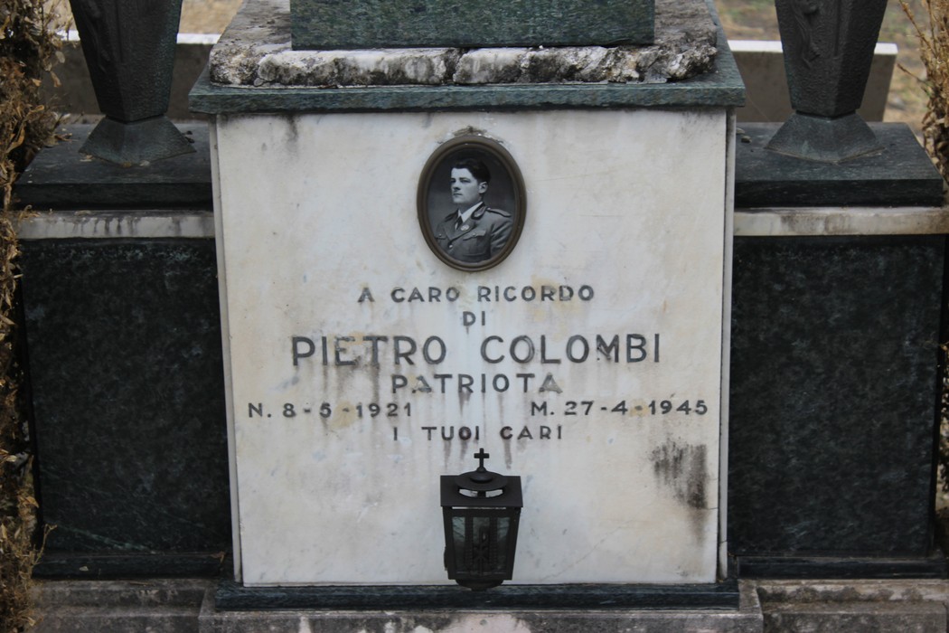 Cippo commemorativo dedicato a Pietro Colombi, patriota, con una foto e dati biografici.