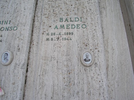 Sepolcro commemorativo dedicato ai caduti di San Gimignano, con riconoscimenti ai valorosi.