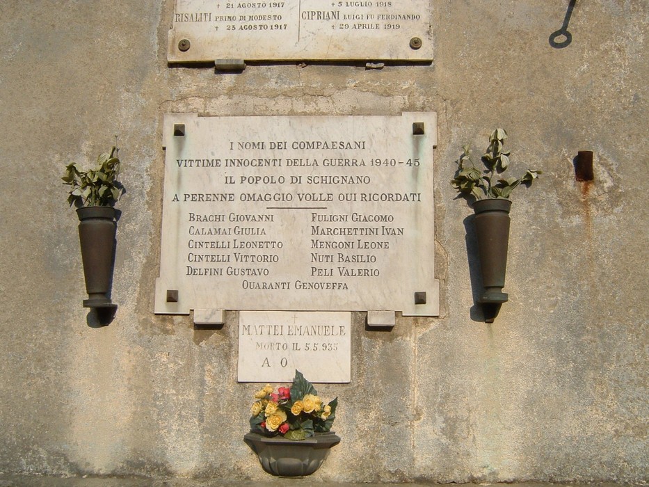 Lapide commemorativa ai caduti di Schignano, dedicata alle vittime della guerra 1940-45.
