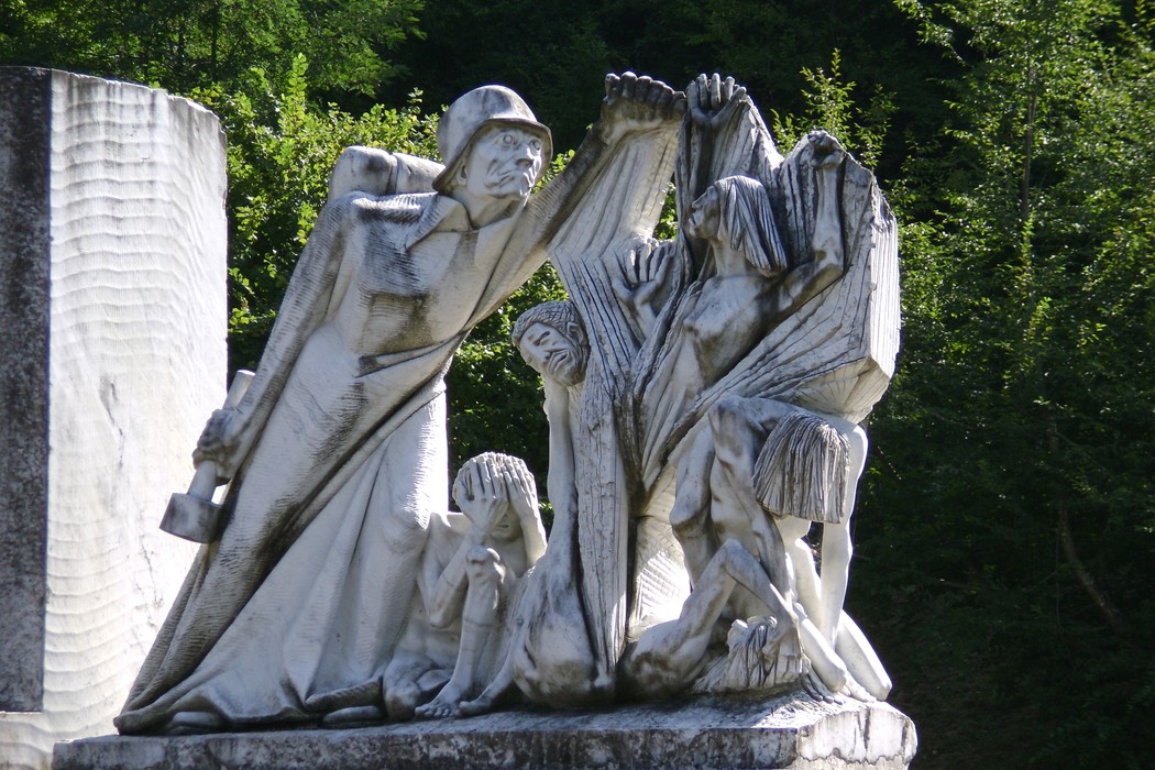 Monumento alla Resistenza: scultura che celebra il coraggio e il sacrificio dei resistenti nella lotta per la libertà.