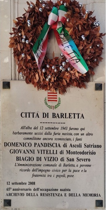 Lapide commemorativa dedicata a Domenico Pandiscia, Giovanni Vitelli e Biagio Di Vizio, situata a Barletta.