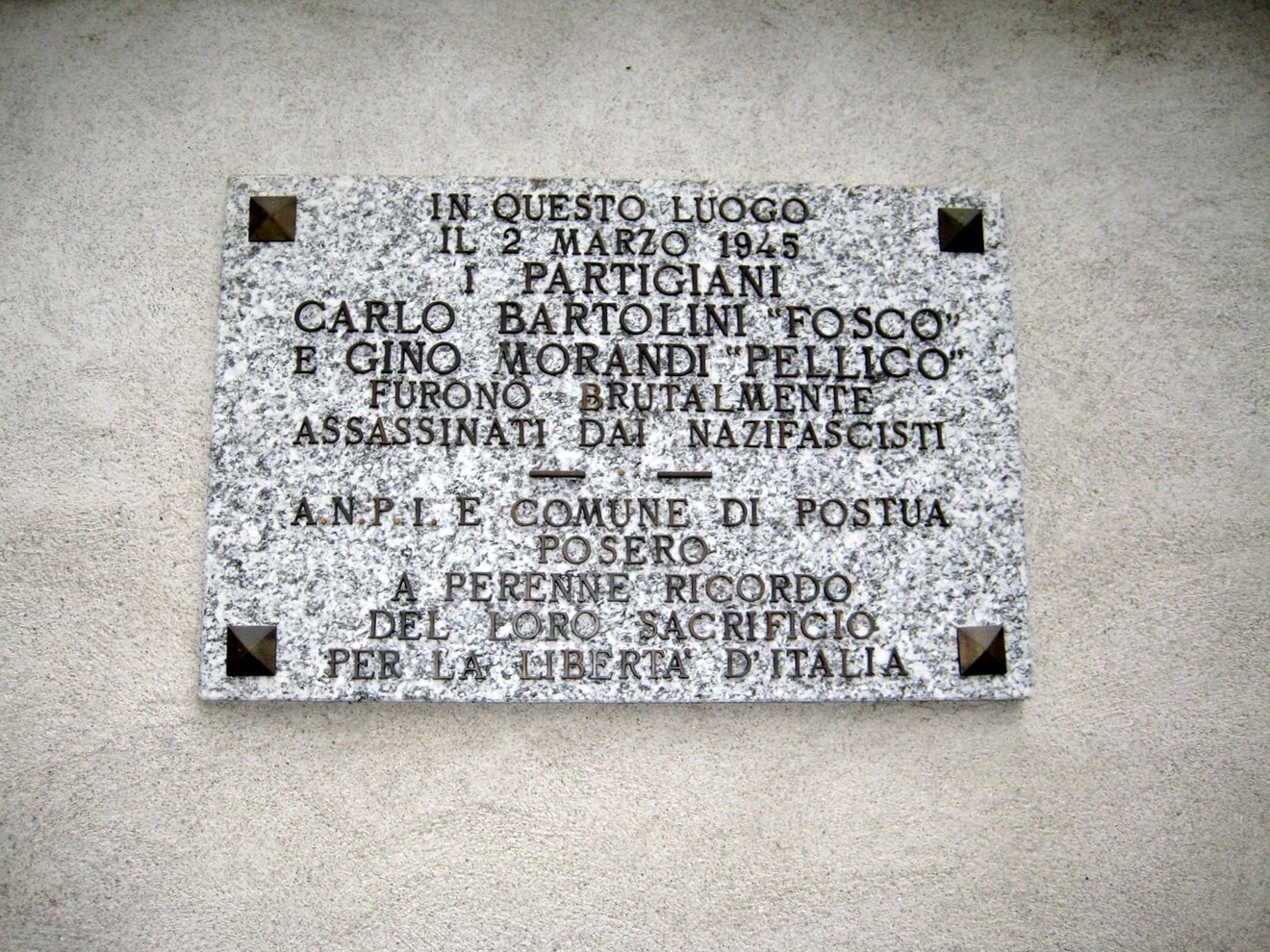 Lapide commemorativa a Bertolini e Morandi, partigiani assassinati dai nazifascisti il 2 marzo 1945.