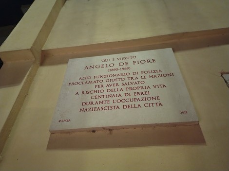 Lapide commemorativa dedicata ad Angelo De Fiore, poliziotto che salvò ebrei durante l'occupazione nazifascista.