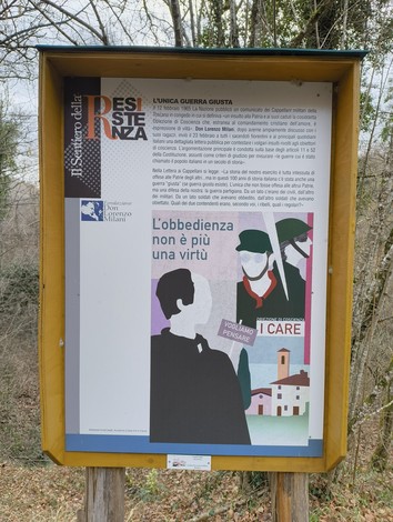 Descrizione del pannello informativo sul "Sentiero della Resistenza", con grafica e messaggi di riflessione sulla guerra.