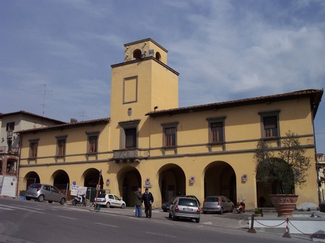 Lapide commemorativa in memoria delle vittime dei bombardamenti, situata in un edificio storico.