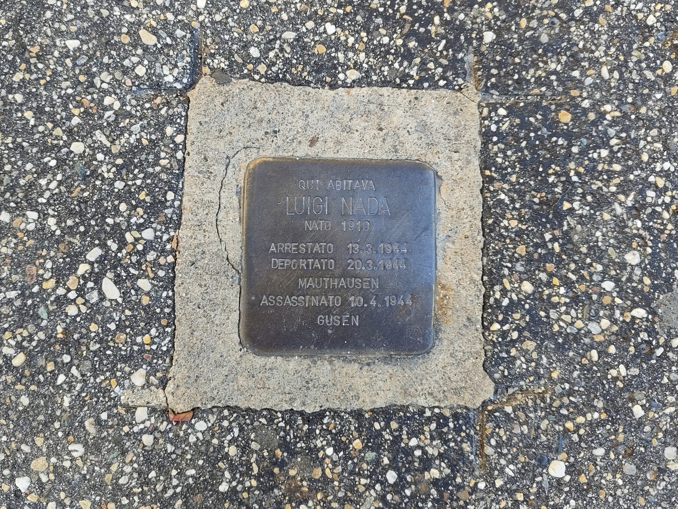 Pietra d'inciampo dedicata a Luigi Nada, commemorando la sua vita e tragica storia.