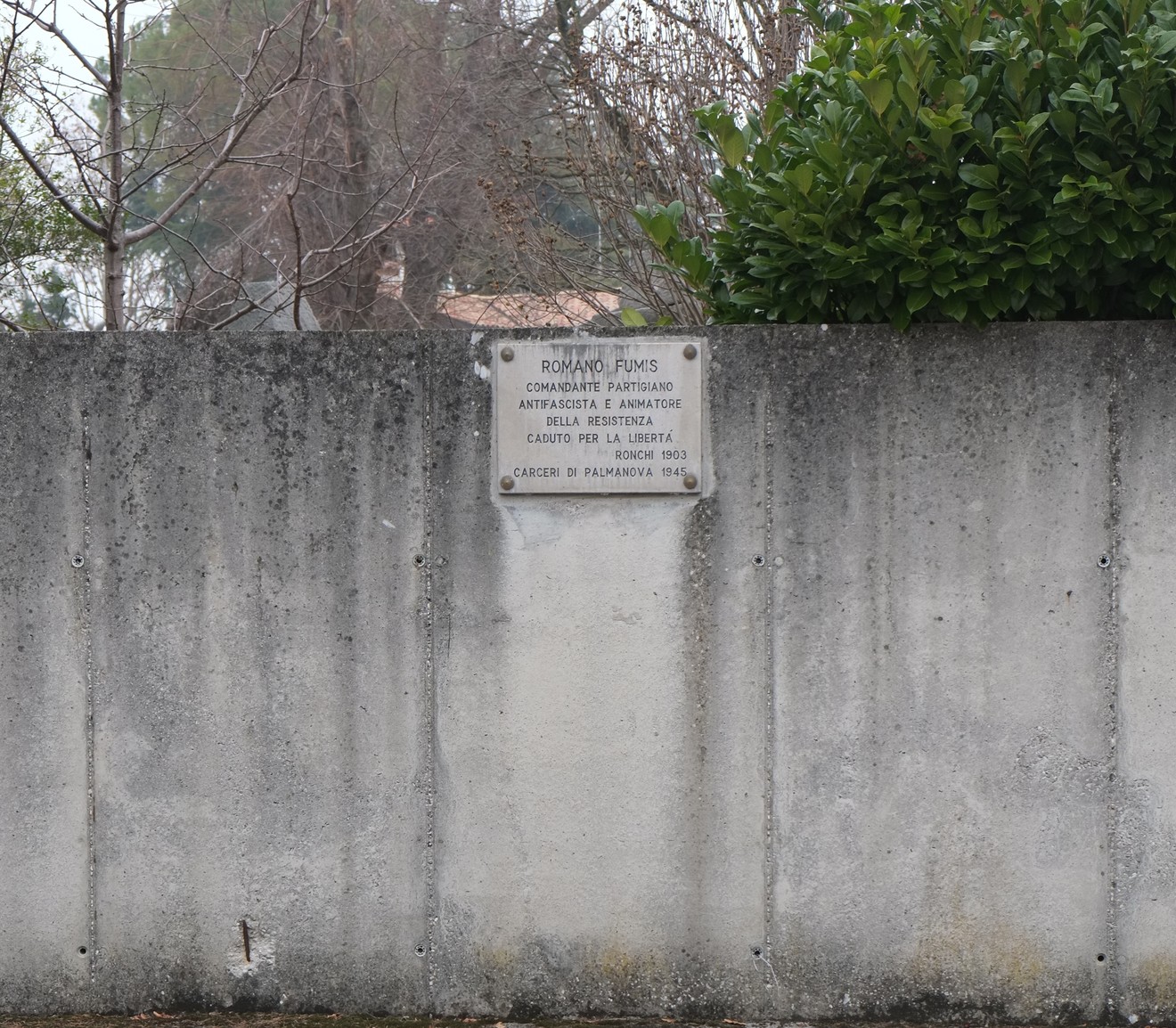 Lapide commemorativa di Romano Fumis in ricordo della resistenza e della libertà.