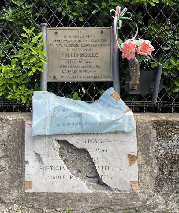 Lapide commemorativa per il partigiano Tullio Sibille, caduto il 18 luglio 1944.