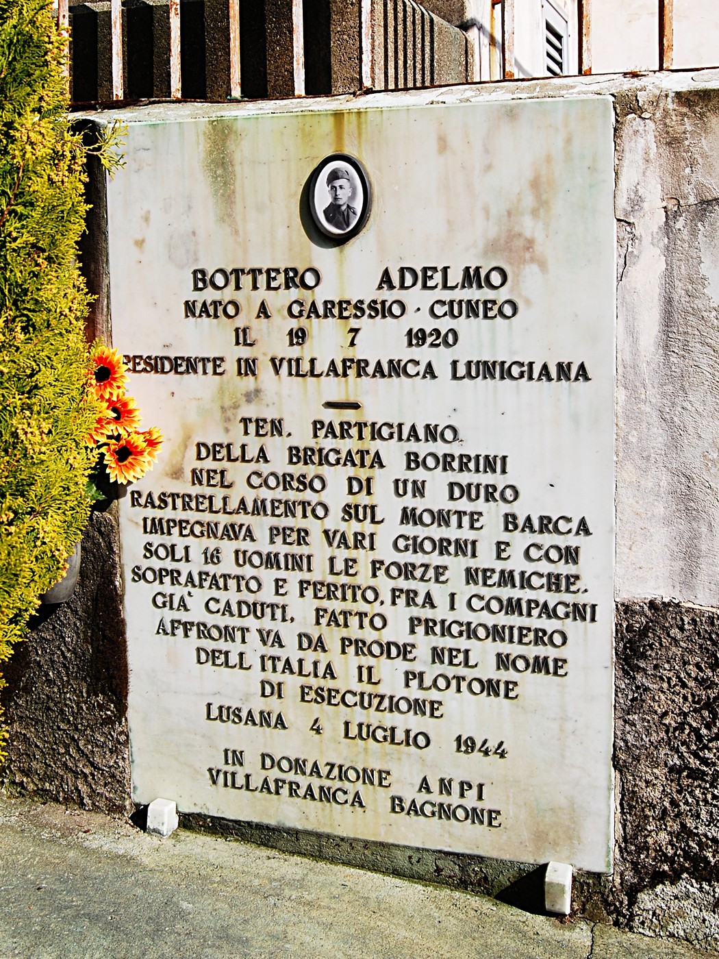 Lapide commemorativa dedicata a Bottero Adelmo, partigiano caduto nella lotta per la libertà, Villafranca Lunigiana.